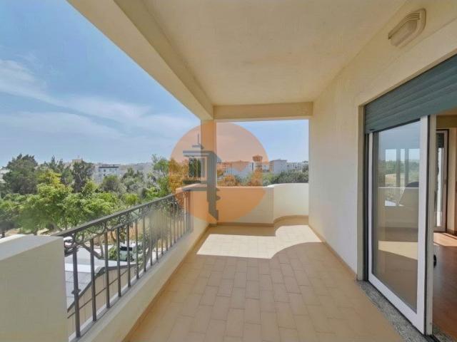 Apartamento T4 com elevador e dois lugares de garagem centro. 167m² Quelfes