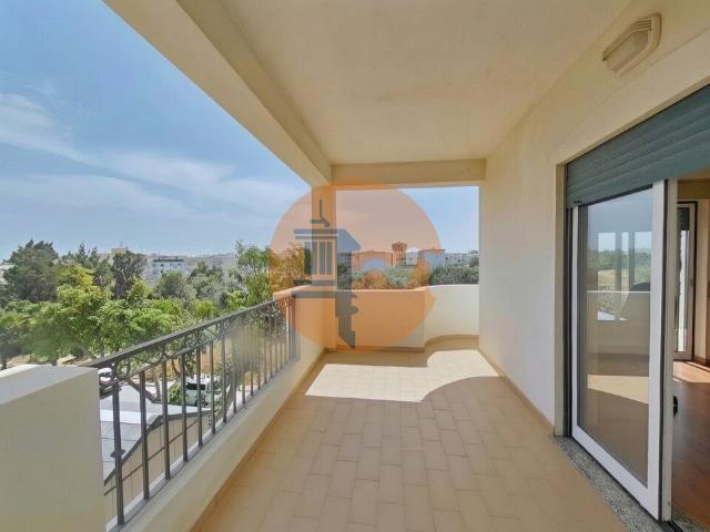 Apartamento T4 com elevador e dois lugares de garagem centro de Olhão