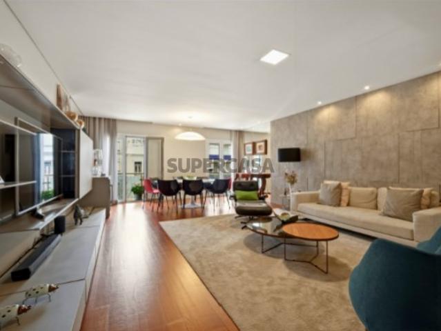 Apartamento T4 com Elevador e Garagem, Mobilado, para Venda, nas Avenidas Novas, Lisboa