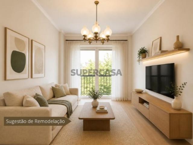Apartamento T4, com Varanda, no Coração de Setúbal