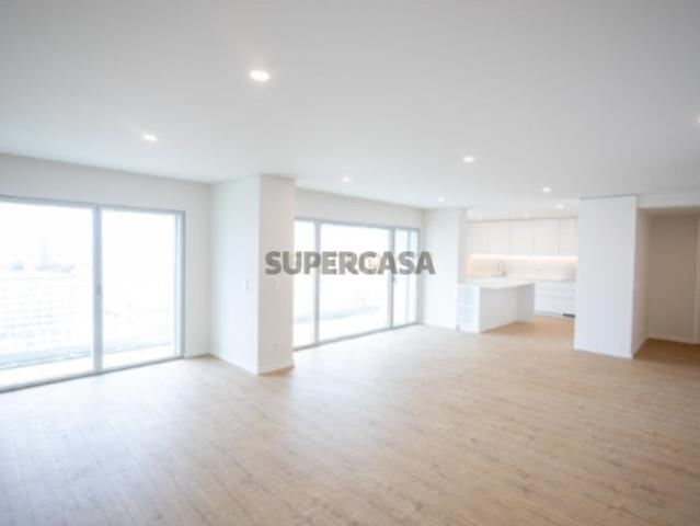 Apartamento T4 com estacionamento e piscina Areeiro