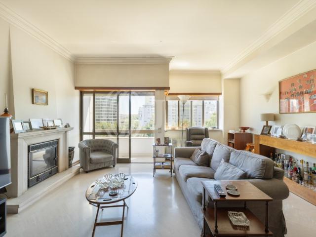 Apartamento T4 com estacionamento, no Campo Grande, Lisboa