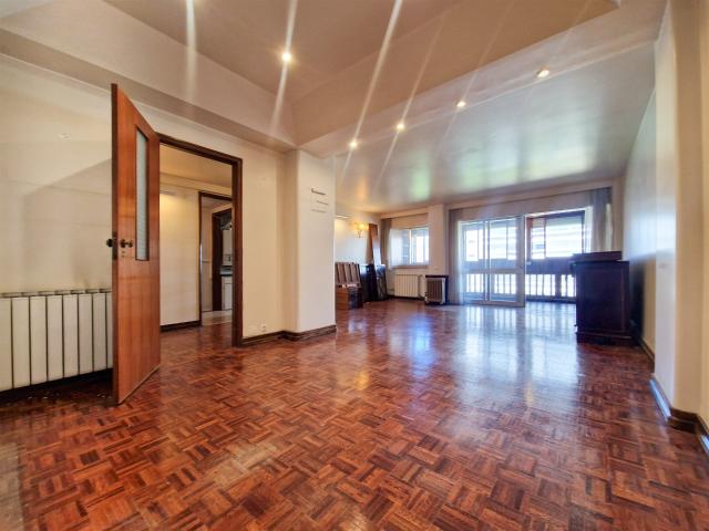 Apartamento T4 com estacionamento na Av. Eua 174m² Alvalade