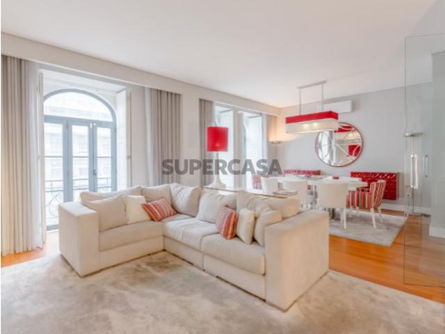 Apartamento T4 com estacionamento, nas Avenidas Novas, Lisboa