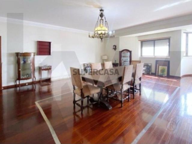 Apartamento T4 com fabulosas áreas em Prédio de Prestígio no Areeiro