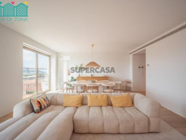 Apartamento T4 com Lugares de Garagem no Centro de Lisboa