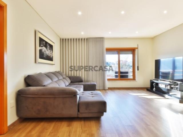 Apartamento T4 com suite, closet e parqueamento, em Camarate