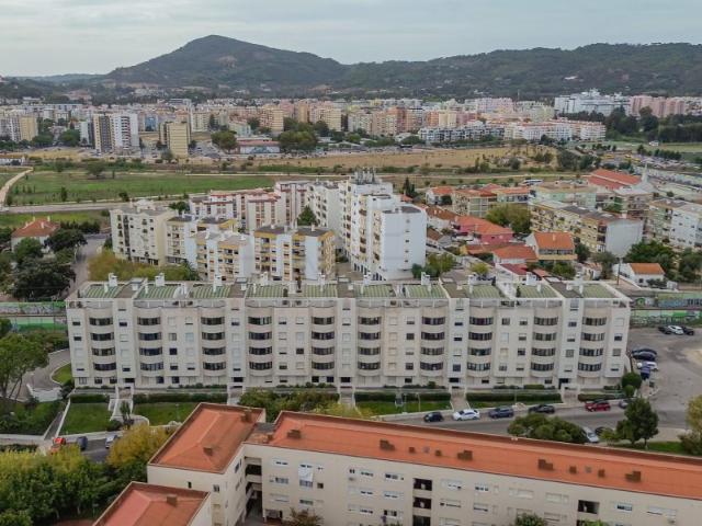 Apartamento T4 com parqueamento, junto ao Centro Comercial Alegro em condominio fechado