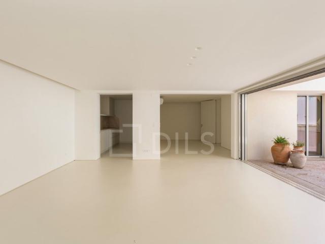 Apartamento T4 com piscina, para arrendamento, junto à Av. da Liberdade
