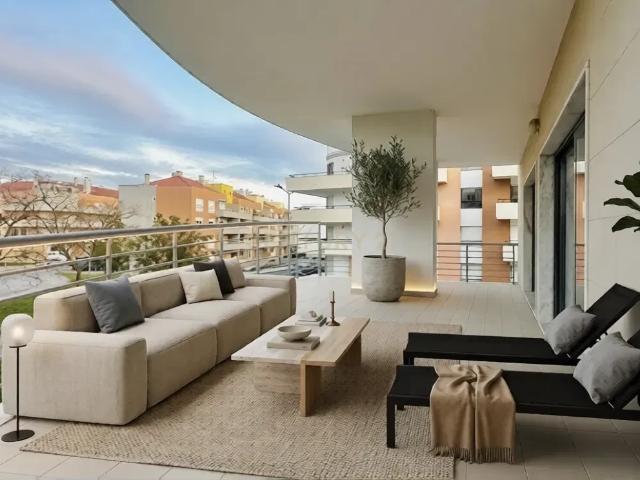 Apartamento T4 com Terraço, Varandas, Garagem e Lugar de Estacionamento, na Vila Serena, Pinhal Novo