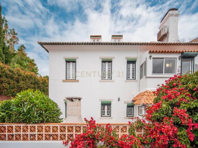Apartamento T4 com Terraço e Jardim Privativo no Centro de C. 108m² Cascais e Estoril