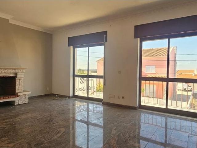 Apartamento T4 com terraço no Rosário /Gaio/Moita