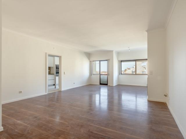 Apartamento T4, com um lugar de garagem, no Porto