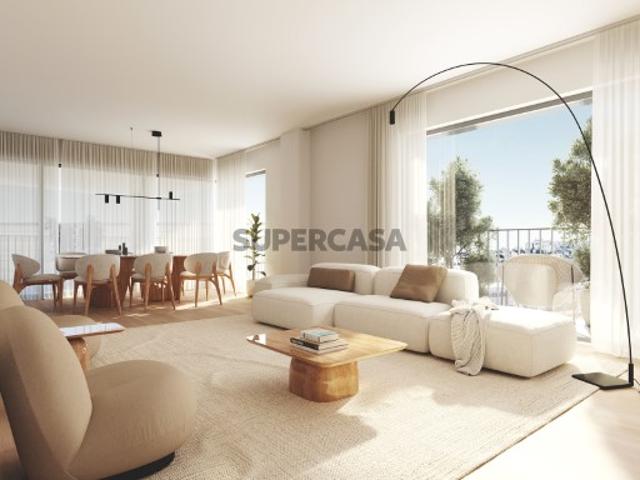 Apartamento T4 com varanda e estacionamento no Campo Grande