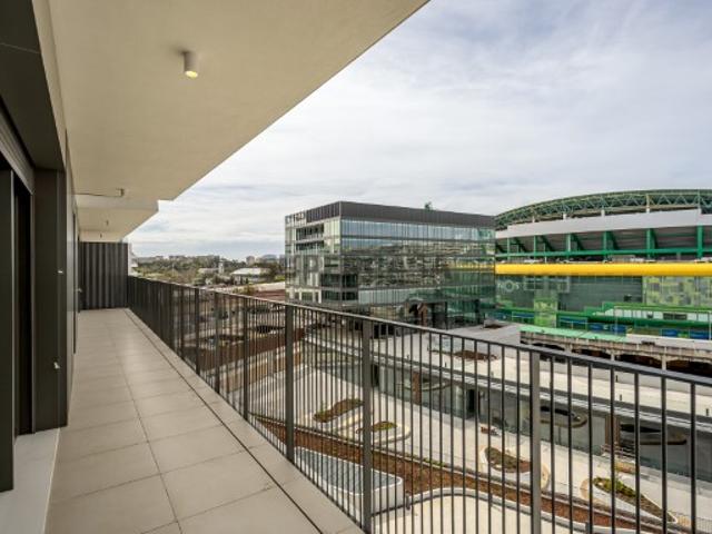 Apartamento T4 com varanda e estacionamento no Campo Grande