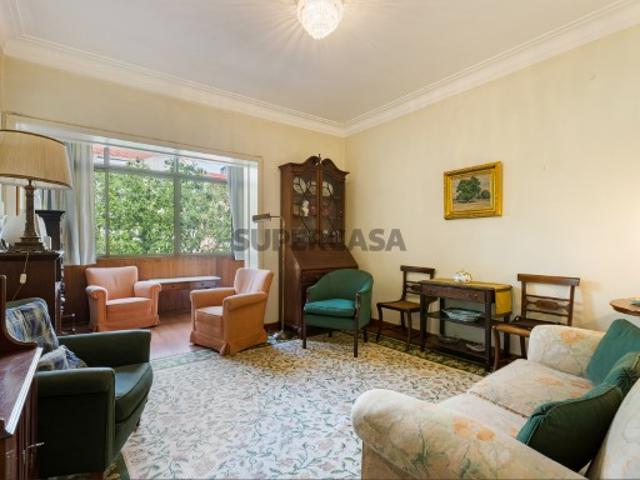 Apartamento T4 com varanda e estacionamento, em Lisboa