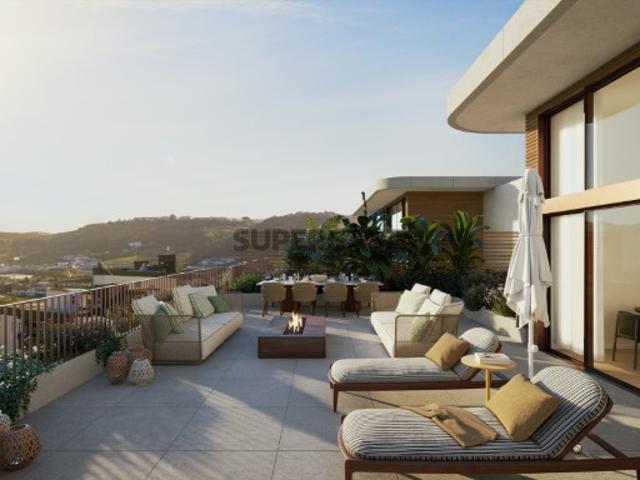 Apartamento T4 com varanda e terraço em Santo António dos Cavaleiros