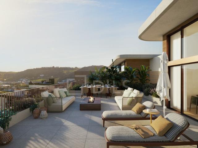 Apartamento T4 com varanda e terraço em Santo António dos Cavaleiros