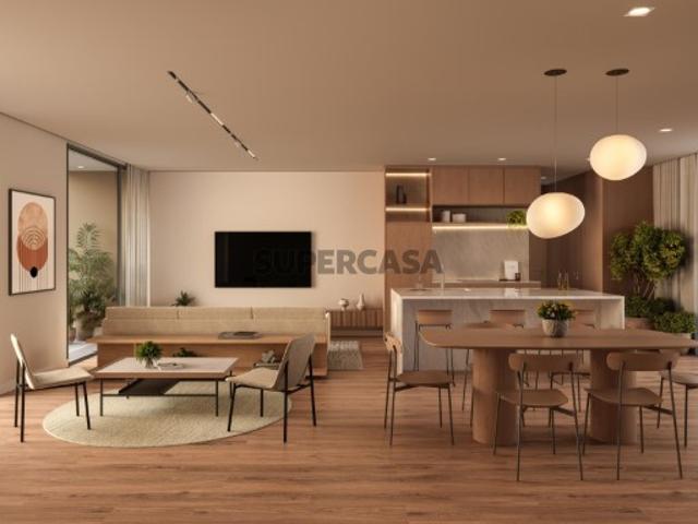 Apartamento T4 com varanda e 3 lugares de estacionamento no Porto