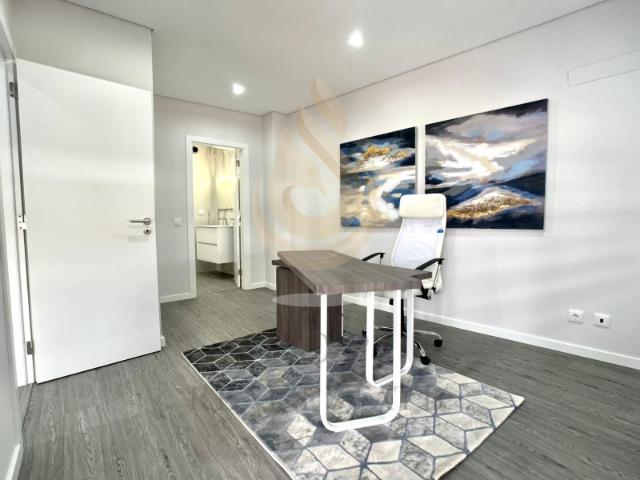 Apartamento T4 com varanda garagem e arrecadação e piscina comum
