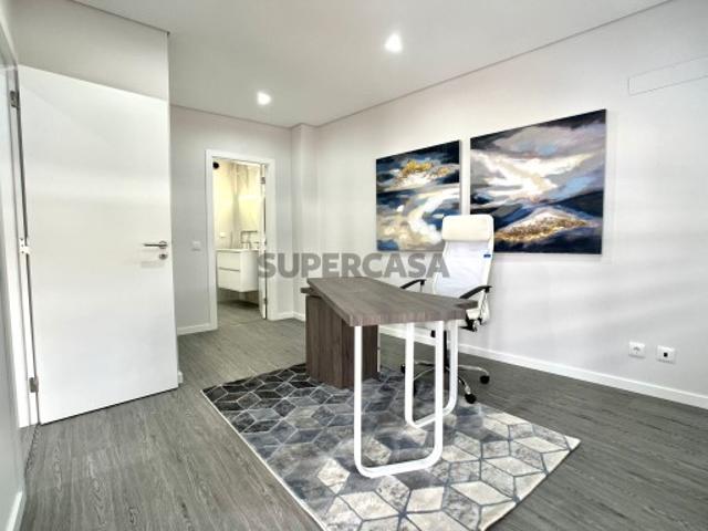 Apartamento T4 com varanda garagem e arrecadação e piscina comum