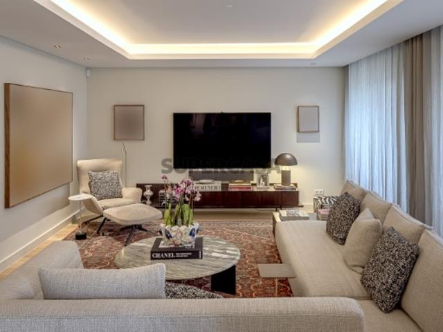 Apartamento T4 com varanda na Rua Castilho em Lisboa