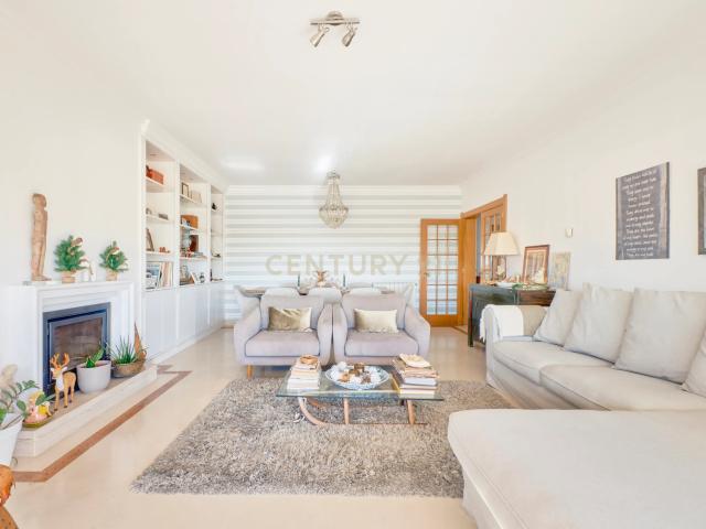Apartamento T4 com Varanda Parque dos Poetas Oeiras