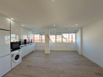 Apartamento T4 com varanda renovado na Damaia Amadora 87m² Águas Livres