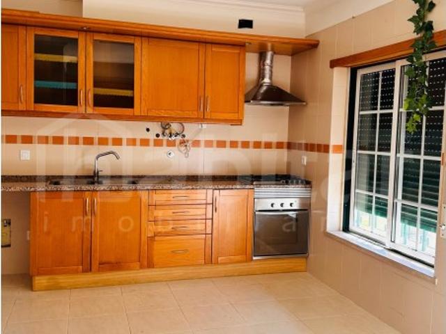 Apartamento T4 com varandas, arrecadação e parqueamento