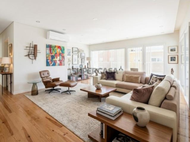 Apartamento T4 com Varandas e 3 Vagas de Garagem