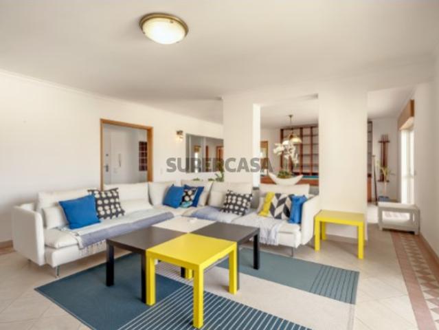 Apartamento T4, com varandas e estacionamento, na Quarteira