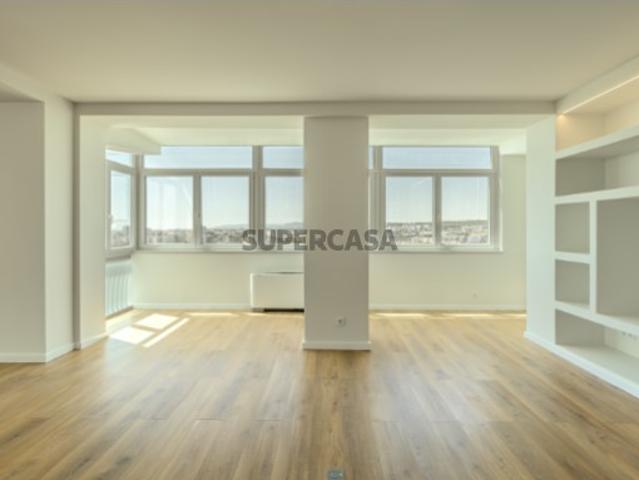 Apartamento T4 com vista de rio, no Restelo, em Lisboa