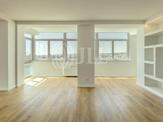 Apartamento T4 com vista de rio, no Restelo, em Lisboa