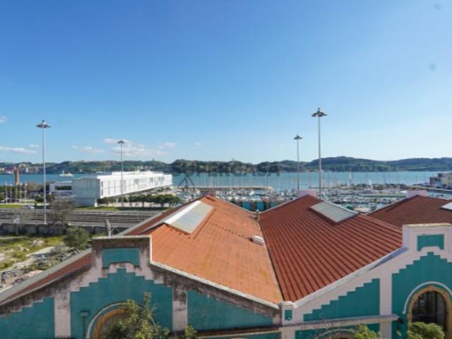 Apartamento T4 com Vista Rio e Garagem para Venda em Belém, Lisboa