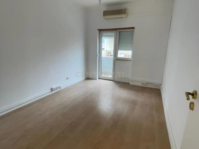 Apartamento T4 convertido em T3 Barreiro Centro Rua 1º de Dezembro
