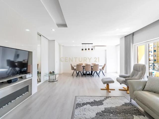 Apartamento T4 convertido em T3 com Closet e Box, Jardim da Radial