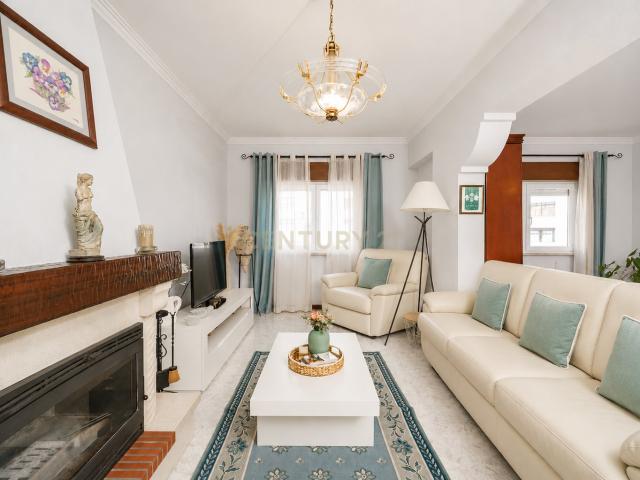 APARTAMENTO T4 CONVERTIDO EM T3, SEMI REMODELADO, EM SETÚBAL