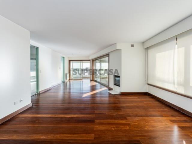 Apartamento T4 | Condomínio Fechado | Porto