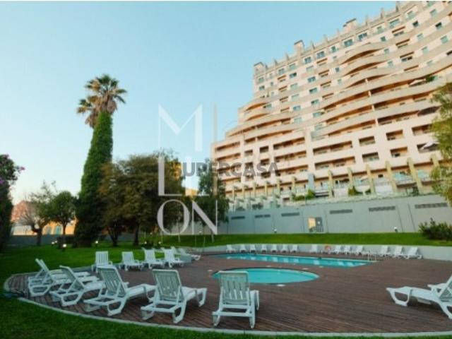 Apartamento T4 Condomínio privado, c/ piscina e Corte Ténis