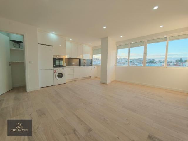 Apartamento T4 Damaia de cima totalmente remodelado e com cozinha equipada, com varanda