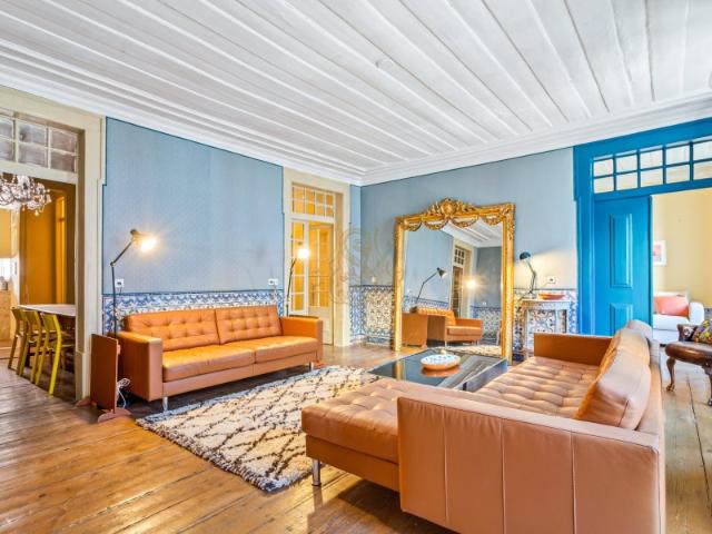 Apartamento T4 de Charme | Varanda | Coração de Lisboa | Santa Maria Maior