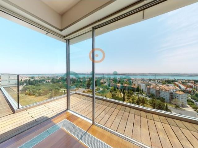 Apartamento T4 de luxo com varanda e vista total de Rio