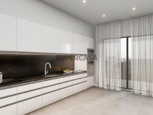 Apartamento T4 de luxo com varandas, dois lugares de garagem e arrecadação