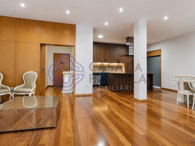 Apartamento T4 de Luxo | 1.º e Último Andar | Piscina | Garagem Box para 2 Carros
