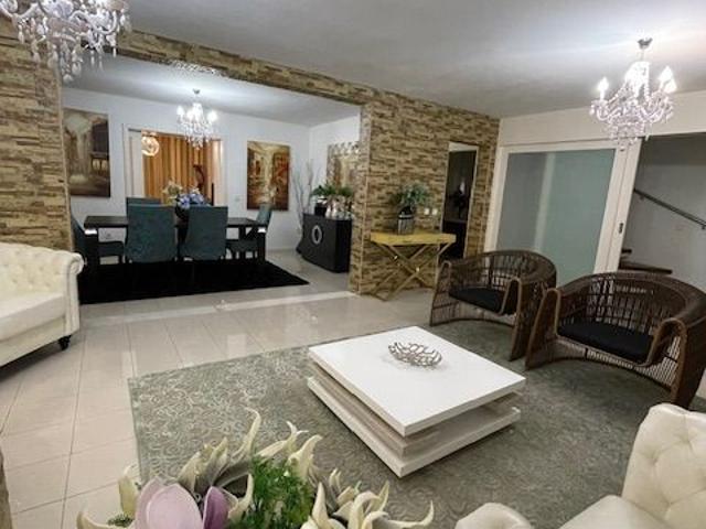 Apartamento T4 Duplex c/ garagem fechada p/ 2 carros