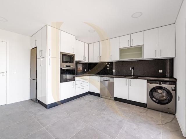 Apartamento T4 duplex com elevador, parqueamento e terraço em condomínio privado em Paio Pires