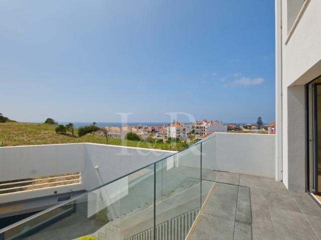 Apartamento T4 duplex com vista mar na Praia das Maçãs, Sintra