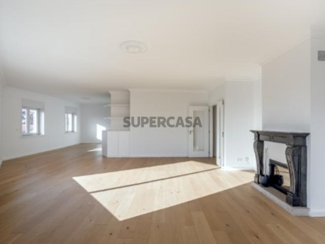 Apartamento T4 duplex com vista mar no Estoril, Cascais