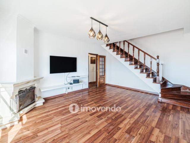 Apartamento T4 Duplex, com vistas sobre Sintra, no Algueirão