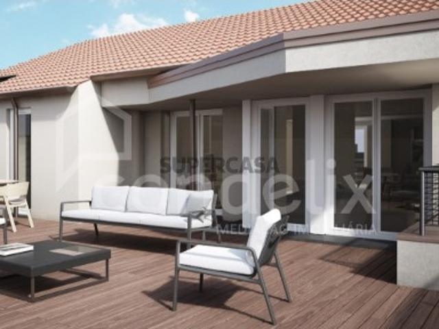 Apartamento T4 duplex com 287,5 m2 ABP, com 66 m2 de área de varandas e três lugares de estacionamento